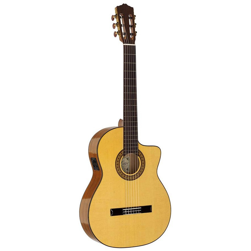 Salvador Cortez CF-55CE flamenco gitaar. massief spruce top. sycamore b&s. cutaway. Fishman Presys I. hoogglans