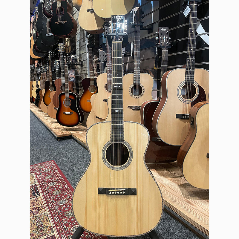 Hozen OM Golden Era Adirondack inclusief koffer westerhaven-muziek