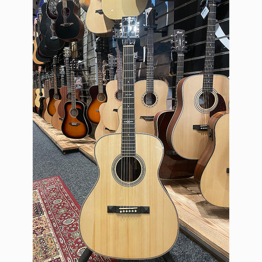 Hozen OM Golden Era Adirondack inclusief koffer westerhaven-muziek