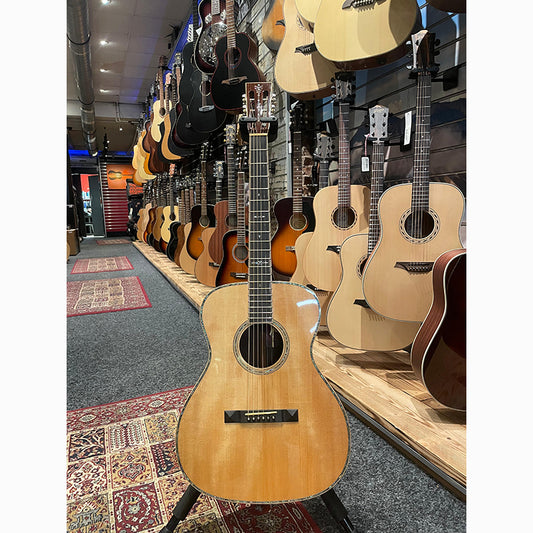 Hozen OM Golden Era Sitka Spruce inclusief koffer westerhaven-muziek